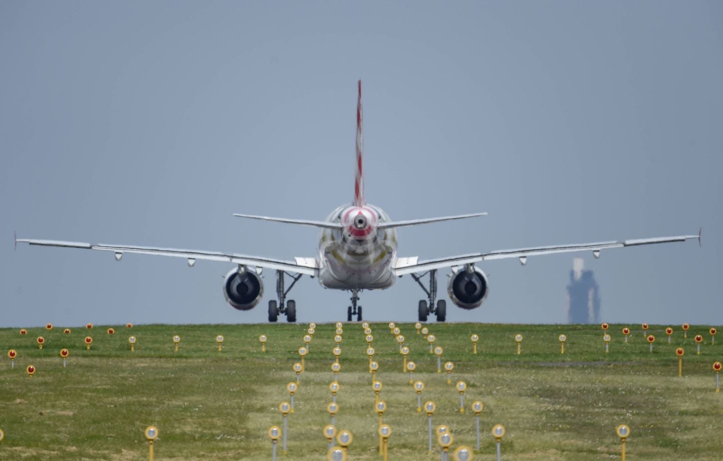 Neumático reventado y problema de motor… Un avión despega y aterriza con urgencia Neumático reventado y problema de motor… Un avión despega y aterriza con urgencia